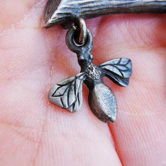 Vintage L Razza Pewter Bear on a Branch Bee Beehive Brooch - Picture 2 of 12